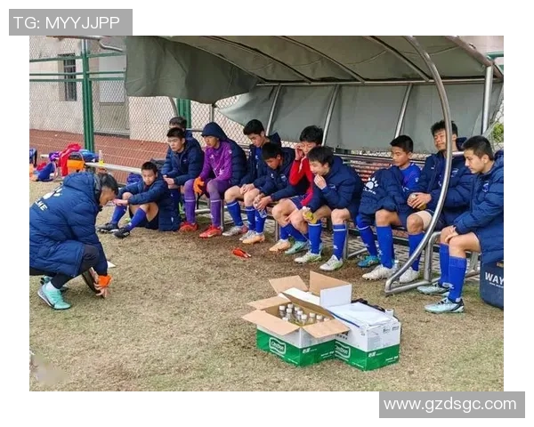 足球巨星与孩子们亲密互动 传递运动精神与梦想的力量